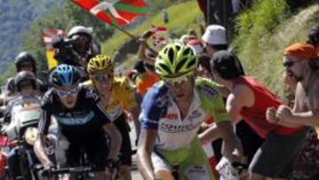 <b>PASIÓN EN EL PEYRESOURDE. </b>Nibali ataca a Froome y Wiggins en las rampas más duras del último puerto de la etapa. El italiano sacó ventaja, pero fue atrapado después.
