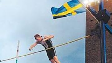 <b>POR LAS NUEBES. </b>El sueco Oscar Janson salta pértiga en el bello estadio de Estocolmo.