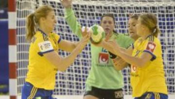 Linnea Torstenson (L) e Isabelle Gullden (R) controlan el balón.