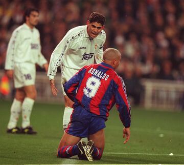 Fernando Hierro y Ronaldo durante un clásico entre el Barcelona y el Real Madrid