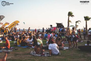 El chiringuito de la Playa de Valdevaqueros es un hervidero de gente durante todo el verano.