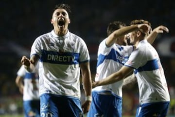 El jugador de Universidad Catolica Nicolas Castillo, izquierda, celebra con sus companeros su gol contra Universidad de Chile durante el partido de Super Copa disputado en el estadio Ester Roa de Concepcion, Chile.