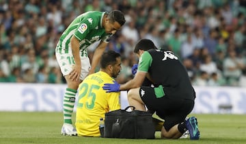 Claudio Bravo se lesionó durante la primera parte.