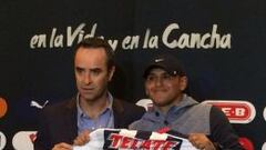Humberto Suazo posa con Luis Migue Salvador y su camiseta 26, que ser&aacute; retirada en su honor.