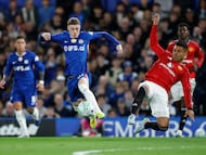 Soccer Football - Premier League - Chelsea v Manchester United - Stamford Bridge, London, Britain - April 18, 2026 Chelsea's Cole Palmer in action with Manchester United's Casemiro Action Images via Reuters/Peter Cziborra EDITORIAL USE ONLY. NO USE WITH UNAUTHORIZED AUDIO, VIDEO, DATA, FIXTURE LISTS, CLUB/LEAGUE LOGOS OR 'LIVE' SERVICES. ONLINE IN-MATCH USE LIMITED TO 120 IMAGES, NO VIDEO EMULATION. NO USE IN BETTING, GAMES OR SINGLE CLUB/LEAGUE/PLAYER PUBLICATIONS. PLEASE CONTACT YOUR ACCOUNT REPRESENTATIVE FOR FURTHER DETAILS..