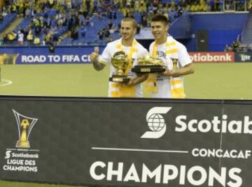Raúl Jimenez y Oribe Peralta con sus trofeos después del partido de vuelta de la final de la CONCACAF Liga de Campeones contra el Impact de Montreal en el estadio Olímpico.