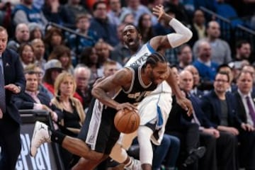 Kawhi Leonard driblando a Shabazz Muhammad en la victoria de San Antonio Spurs ante los Minnesota Timberwolves 100-93.