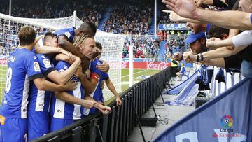 Jugadores del Alavés celebran el gol de Alexis.