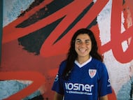 Mariana Cerro, posando con la camiseta del Athletic.