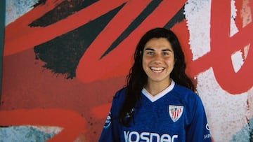 Mariana Cerro, posando con la camiseta del Athletic.