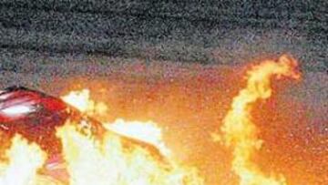 <b>BUEN SUSTO. </b>El coche de Montoya se incendió espectacularmente después de colisionar contra un muro del circuito. Afortunadamente, el piloto salió por su propio pie.