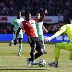 Sinisterra mejora a Depay