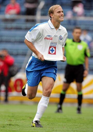 El argentino dio alegrías a los aficionados del Cruz Azul antes de ir el Villarreal de España.