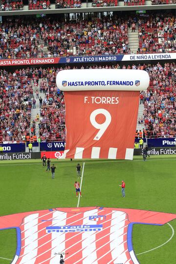 'De niño a Leyenda' lucía en el Metropolitano. Lloró Fernando Torres en la emotiva despedida posterior, sin que nadie, ni uno solo de los 68.000 espectadores se moviera de su asiento aunque ya hubiera acabado el partido. Era el adiós de uno de los suyos. Y recordó a su abuelo, que le "dio el regalo más grande que se puede dar a un nieto, que es hacerlo del Atleti".
