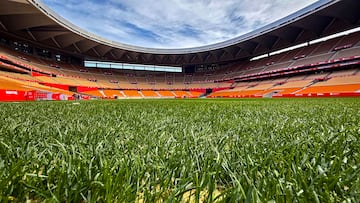 As¨ª luce La Cartuja tras las obras de remodelaci¨®n y ampliaci¨®n realizadas en el estadio sevillano. Todo est¨¢ listo para la disputa de la final de la Copa del Rey, el pr¨®ximo s¨¢bado 26 de abril a las 22:00, entre el Real Madrid y el FC Barcelona. Hasta el c¨¦sped presenta un inmejorable aspecto, tal y como se aprecia en este primer plano del terreno de juego.