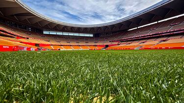Así luce La Cartuja tras las obras de remodelación y ampliación realizadas en el estadio sevillano. Todo está listo para la disputa de la final de la Copa del Rey, el próximo sábado 26 de abril a las 22:00, entre el Real Madrid y el FC Barcelona. Hasta el césped presenta un inmejorable aspecto, tal y como se aprecia en este primer plano del terreno de juego.