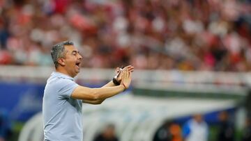 AME5662. GUADALAJARA (MÉXICO), 09/11/2024.- El entrenador Arturo Ortega de Guadalajara reacciona este sábado, en un partido de la jornada 17 del torneo apertura 2024 de la liga del fútbol mexicano entre Guadalajara y Atlético de San Luis, en el Estadio Akron de la ciudad de Guadalajara (México). EFE/ Francisco Guasco