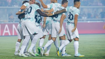 LECCE, ITALY - AUGUST 13: Romelu Lukaku of FC Internazionale celebrates after scoring his team's first goal with team mates during the Serie A match between US Lecce and FC Internazionale at Stadio Via del Mare on August 13, 2022 in Lecce, . (Photo by Carlo Hermann/DeFodi Images via Getty Images)