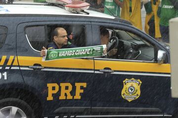 Un miembro de la policía homenajea al Chapecoense.