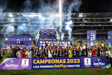 Independiente Santa Fe mantuvo la ventaja contra América de Cali en el estadio Pascual Guerrero y se coronó campeón por tercera vez en la historia.