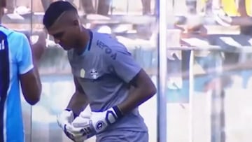 Así ataja el nuevo arquero brasileño de la UC: ¡paradas sorprendentes!