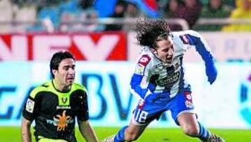 <b>DUREZA.</b> Nekounam frenó con una fuerte entrada un contraataque llevado por Guardado, vio la tarjeta roja directa y Osasuna tuvo que jugar con diez el resto del partido.