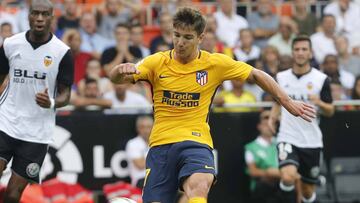 Vietto dispara por arriba. 