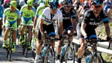El australiano Richie Porte (Sky) (centro), durante la sexta etapa de la Volta Ciclista a Catalunya, que recorrió 194,1 Kms entre Cervera (Lleida) y el parque de atracciones de Port Aventura (Tarragona).