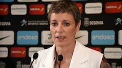 La presidenta de la Federación Española de Baloncesto (FEB), Elisa Aguilar, da un discurso mientras presenta, junto al alcalde de Segovia, José Mazarías, el torneo de la selección femenina previo a los Juegos Olímpicos de París, este lunes, en Segovia.