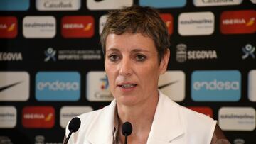 La presidenta de la Federación Española de Baloncesto (FEB), Elisa Aguilar, da un discurso mientras presenta, junto al alcalde de Segovia, José Mazarías, el torneo de la selección femenina previo a los Juegos Olímpicos de París, este lunes, en Segovia.