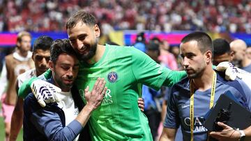 Paris Saint-Germain's Italian goalkeeper #01 Gianluigi Donnarumma (C) embraces Paris Saint-Germain's Spanish assistant coach Rafel Pol Cabanellas (L) and Paris Saint-Germain's Spanish Goalkeeping coach Borja Alvarez Buedo (R) at the end of the FIFA Club World Cup 2025 round of 16 football match between France's Paris Saint-Germain and US Inter Miami at the Mercedes-Benz Stadium in Atlanta on June 29, 2025. (Photo by FRANCK FIFE / AFP)