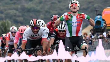 Fernando Gaviria gana etapa por descalificación a Viviani