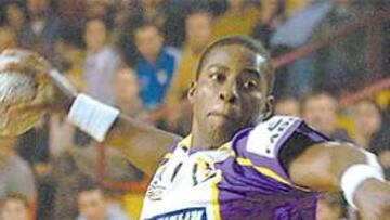 <b>PASA DEL RACISMO.</b> "Que en una cancha me llamen negro de mierda no me afecta. El racismo hay que medirlo en la calle", dice el excelente jugador.