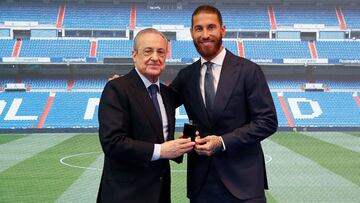 El presidente del Real Madrid, Florentino P¨¦rez, le hace entrega a Sergio Ramos de la Insignia de Oro y Brillantes.