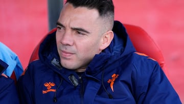 Iago Aspas sentado en el banquillo del estadio de Montilivi.