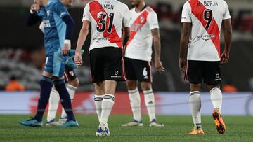 River Plate's players react after losing 2-1 against Sarmiento in their Argentine Professional Football League Tournament 2022 match at El Monumental stadium in Buenos Aires, on July 31, 2022. (Photo by ALEJANDRO PAGNI / AFP)
