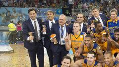 Luis Casimiro, entrenador del Herbalife Gran Canaria, celebra el t&iacute;tulo de la Supercopa.