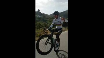 La última de Sagan: caballito en la bici... ¡sin manos!