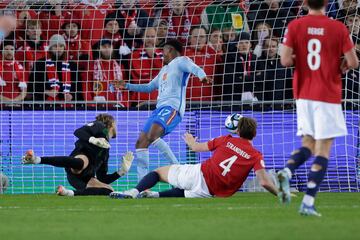 El árbitro Tobias Stieler, tras revisar la jugada en el VAR, anula el gol de Álvaro Morata por fuera de juego. El delantero toca el balón tras un desvío previo del defensa noruego, Stefan Stradberg.