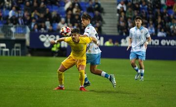 Momento del partido de Larrubia en busca del balón