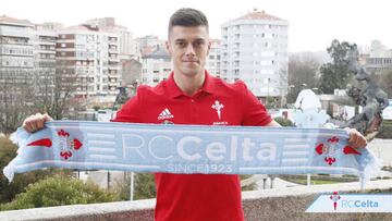 Robert Mazan posa con la bufanda del Celta en la sede del club vigués.