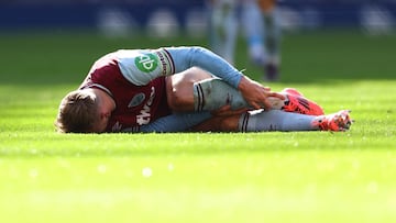 Jarrod Bowen, jugador del West Ham, se duele en el suelo durante el partido ante el Tottenham.