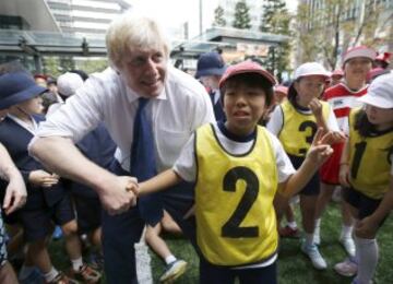 Boris Johnson arroya al niño de 10 años durante un acto de rugby callejero. El alcalde de Londres se encuentra éstos días en Tokio para estrechar lazos culturales con la ciudad nipona.