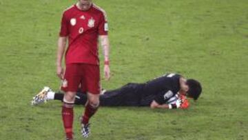 Bravo atrapa un balón ante un Torres desolado.