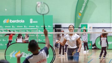 Carolina Marín juega hoy con escolares en el Polideportivo Diego Lobato, donde comenzó a jugar en Huelva.