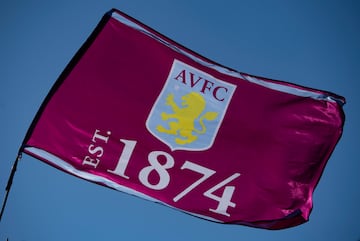 El Aston Villa es un equipo hist¨®rico en Inglaterra con m¨¢s de 100 a?os de antig¨¹edad, uno de los ¡®padres fundadores¡¯ del f¨²tbol ingl¨¦s. Este club fue fundado en 1874 y es uno de los miembros fundadores de la Football League. El mote de este equipo es ¡®Villans¡¯ y su origen se encuentra en Villa Cross Wesleyan Chapel, una antigua iglesia parroquial ubicada en Birmingham. Fue construida por el arquitecto James Murray en 1863 y consagrada por Henry Philpott, obispo de Worcester. La iglesia destac¨® por tener un club de rugby que jug¨® un partido contra un equipo de Villa Cross Wesleyan Chapel en Handsworth, en Birmingham. El equipo de Villa jug¨® la primera parte bajo las reglas del rugby y la segunda con las reglas del f¨²tbol. Esta iglesia fue demolida en la d¨¦cada de 1970, pero el apodo de ¡°The Villans¡± sigue vigente en el equipo. Tambi¨¦n recibe el mote de ¡°The Claret and Blue Army¡± ya que en su equipaci¨®n combina los colores azul cielo y vino, donde tambi¨¦n aparecen en el escudo junto a un le¨®n de color amarillo en el centro, as¨ª que tambi¨¦n son conocidos como ¡°The Lions¡±. Sin embargo, el mote m¨¢s com¨²n del Aston Villa es el primero de todos.