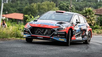 Iván Ares, con el Hyundai en Ourense.