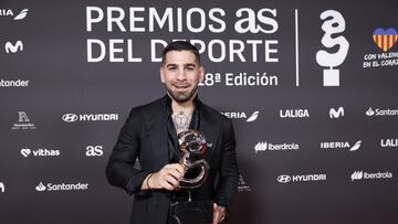 Ilia Topuria con el premio AS del Deporte.