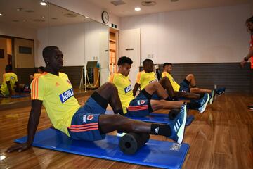 Los jugadores de la Selección Colombia haciendo gimnasio en su segundo día de entrenamiento en la concentración ubicada en Japón. 