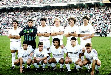 El galés John Benjamin Toshack fue el elegido por Ramón Mendoza para sustituir a Leo Beenhakker en el banquillo madridista. El galés había ganado prestigio en la Real Sociedad con su sistema de tres centrales y dos carrileros que también aplicó en el Madrid. En su primera temporada dio resultado y el equipo batió el récord de goles en una Liga al lograr la friolera de 107 tantos…  Toshack llegó al equipo para aportar mano dura (se comentaba que Mendoza le había fichado para enderezar un vestuario que se había acomodado y que tenía demasiado poder en todos los estamentos del club) pero, sobre todo, un sistema sólido que evitara debacles como la de Milán. Sin embargo, su contratación no gustó a gran parte del núcleo duro del vestuario porque les había criticado públicamente cuando entrenaba a la Real. En especial tuvo fijación con Buyo, Tendillo y Butragueño, aunque los tres acabaron siendo importantes. Ganó la Liga, pero fracasó con el Milán (por segunda temporada consecutiva). Sería destituido la siguiente temporada porque la plantilla no soportaba sus críticas y su presencia constante en los medios de comunicación. El galés aplicó sin dudar el sistema que le había catapultado tanto en el Swansea como en la Real: tres centrales, uno de los cuales ejercía de líbero, dos carrileros, tres jugadores en el centro del campo, con Butragueño ejerciendo de segundo delantero y nexo de unión entre el medio y Hugo Sánchez. Su mayor acierto fue darle absoluta libertad de movimientos a Martín Vázquez. El resultado fue la explosión del madrileño hasta ser uno de los mejores jugadores del mundo. La producción ofensiva fue brutal: 107 goles en 38 partidos (casi tres goles por partido). También intentó convertir a Chendo en un pivote defensivo, pero esa apuesta no le salió bien.  Los blancos arrancaron con dudas (sendos empates sin goles ante el Castellón y el Mallorca) en las cuatro primeras jornadas, pero cuando todas las piezas encajaron, la maquinaria blanca se puso en funcionamiento. El equipo dominó la primera vuelta con comodidad. Sólo Barcelona (3-1) y Real Sociedad (2-1) fueron capaces de derrotarles en todo el campeonato. Las goleadas se sucedían y nadie era capaz de frenar a los blancos. Al término de la primera vuelta ya todos pensaban en que el récord de goles se podía batir, como así fue: marcó tres o más goles en 21 de los 38 encuentros, pero por encima del grupo sobresalieron dos jugadores: Hugo Sánchez (marcó 38 goles, todos a un solo toque, ganando la Bota de Oro) y Martín Vázquez que, con su juego, dominaba todos los encuentros. Al final de esa temporada acabó marchándose al Torino italiano. Los blancos dejaron de marcar en cuatro partidos (Castellón, Mallorca, Celta y Valladolid, todos jugados lejos del Bernabéu), marcaron 78 goles en el Bernabéu y curiosamente lograron el mismo número de puntos en casa como jugando fuera: 31. Así lograba La Quinta su quinta Liga consecutiva, algo que sólo se había logrado en otra ocasión en la historia: el Madrid de comienzos de la década de los 60 (ganaron el título en 1961, 1962, 1963, 1964 y 1965).